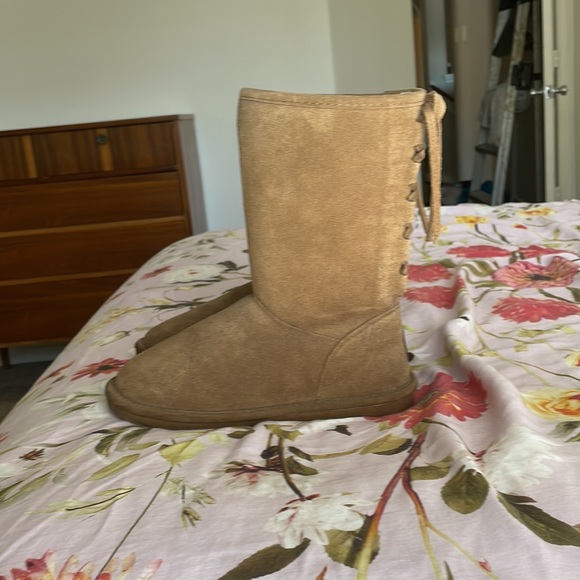 UGG bear paw boots tie back adorable perfect condition - Picture 3 of 6
